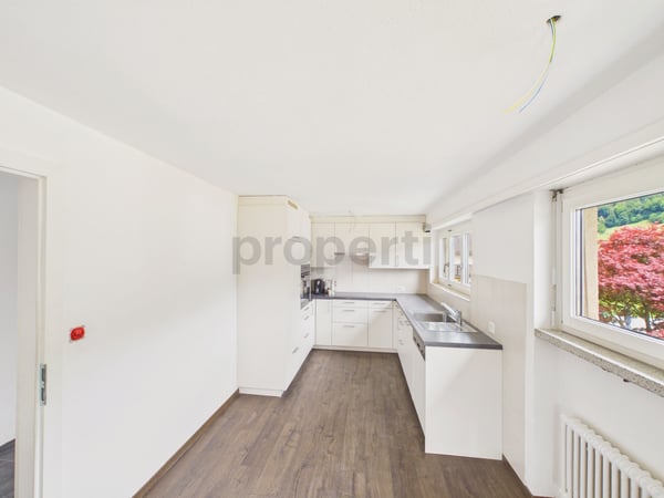 Moderne 4.5-Zimmer-Wohnung mit Balkon und Kamin in Mels 2