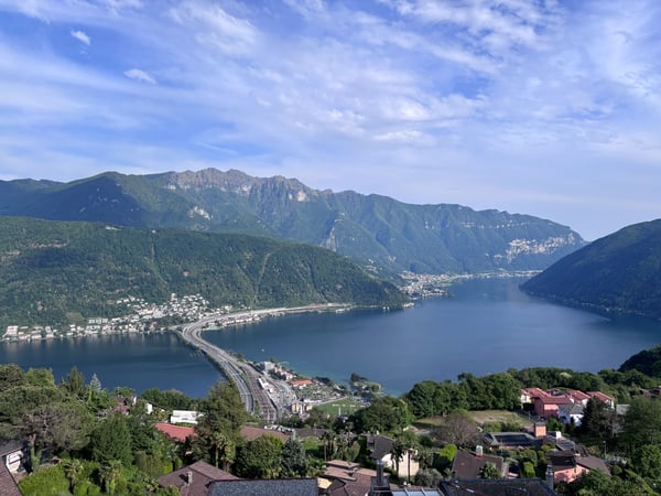 Prestigiosa proprietà con tre appartamenti indipendenti e grande giardino - Carona 1