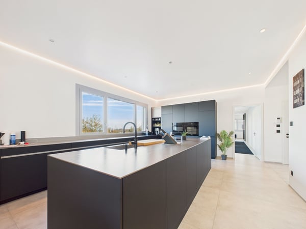 Exklusive 5.5-Zimmer-Neubau-Wohnung mit Kamin, Sauna und Seeblick in Bottighofen 4