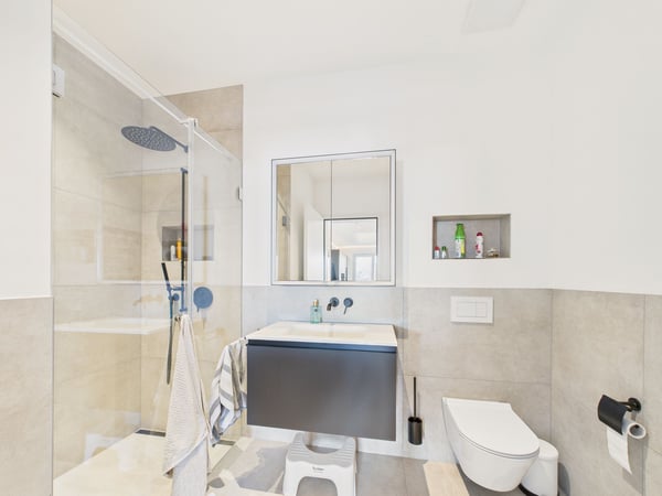 Exklusive 5.5-Zimmer-Neubau-Wohnung mit Kamin, Sauna und Seeblick in Bottighofen 9