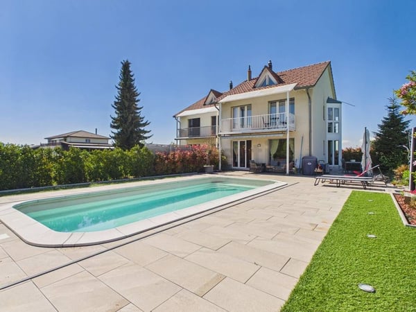 Grosszuegiges 6-Zimmer-Einfamilienhaus mit Pool, Wünnewil 1