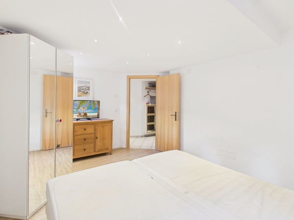 Wohnen mit Aussicht - charmante 2.5-Zimmer-Zweitwohnung mit grossem Gartensitzplatz und Bergblick in Laax-Dorf 6
