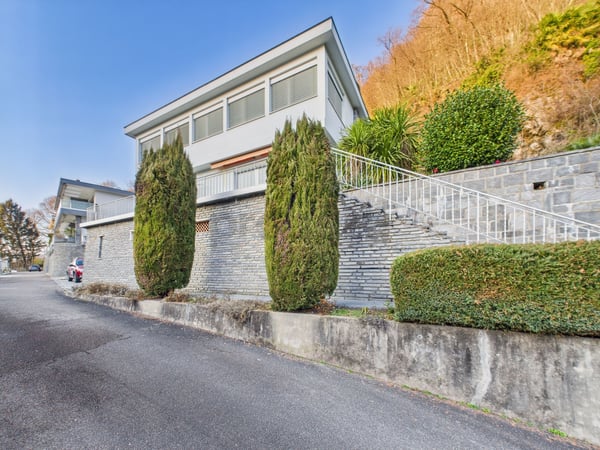 Spaziosa villa 5.5 locali con ampio giardino e vista aperta a Caslano 1