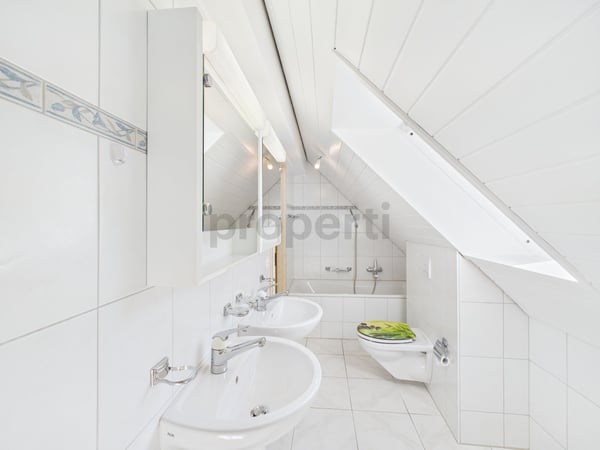 Wunderschöne, charmante und grosse 3.5-Zimmer-Dachgeschosswohnung in Grindel mit Cheminéeofen 6