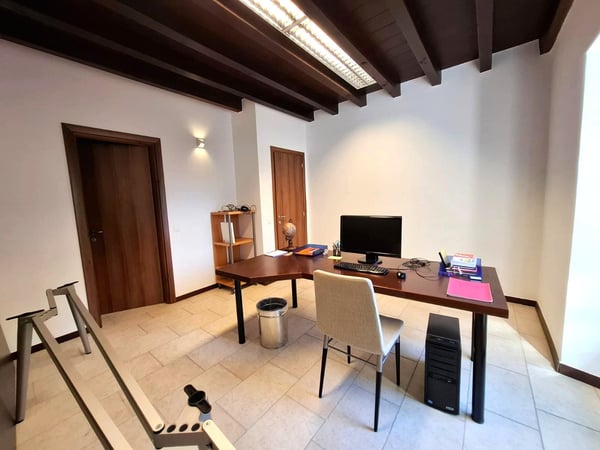 Vivere in una corte storica a Chiasso: appartamento di 5.5 camere in posizione centrale trasformabile in due appartamenti di 2.5 locali. 5