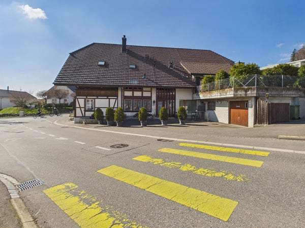 Moderne 3.5-Zimmer-Wohnung mit grosszügigem Grundriss und sonnigem Aussenbereich in Utzigen 2
