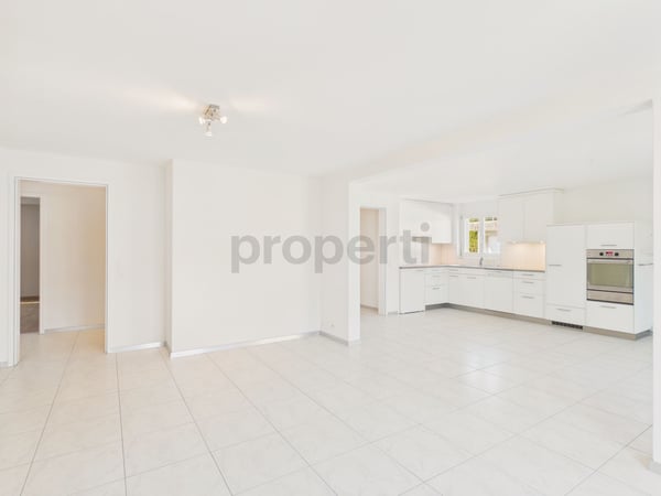 Moderne 3.5-Zimmer-Wohnung mit grosszügigem Grundriss und sonnigem Aussenbereich in Utzigen 5