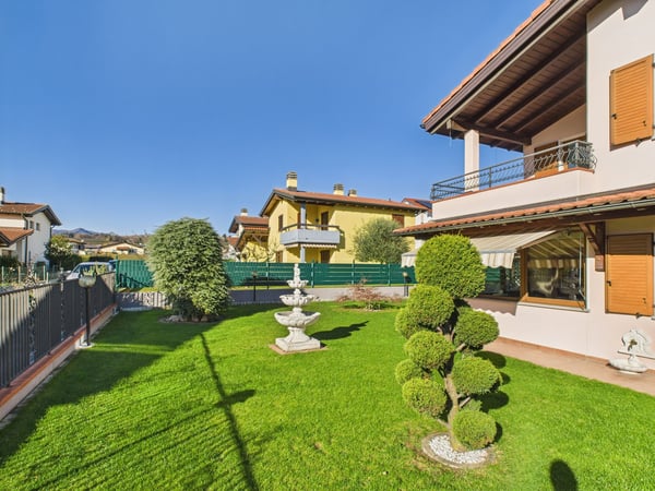 Elegante villa 7 locali con ampio giardino a Stabio 12