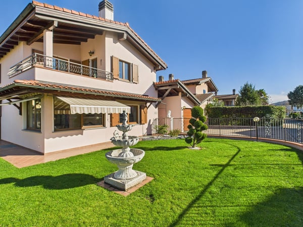Elegante villa 7 locali con ampio giardino a Stabio 1