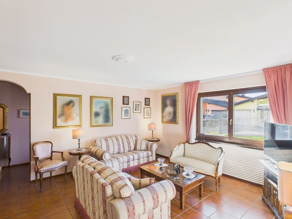 Elegante villa 7 locali con ampio giardino a Stabio 2