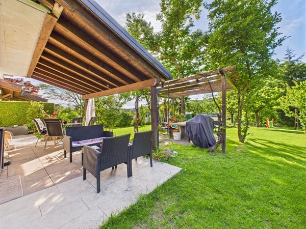 Tranquillità e natura: splendida villetta con grande giardino 10