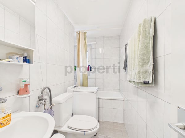 Helle und grosszügige Wohnung mit sonnigem Balkon 9