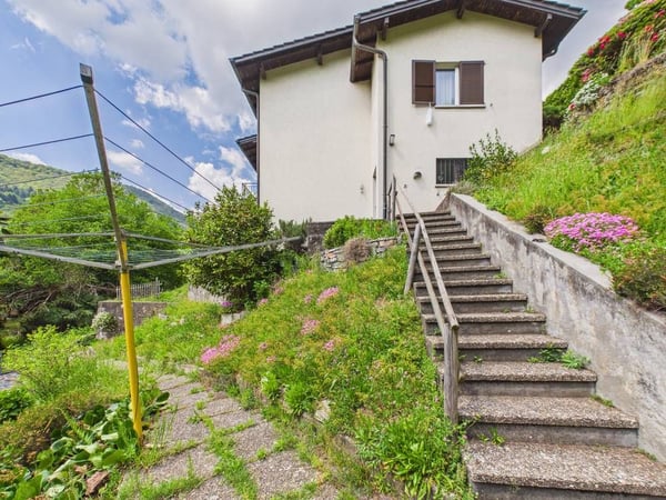 Affascinante villa bifamiliare con ampio giardino a Purasca 10