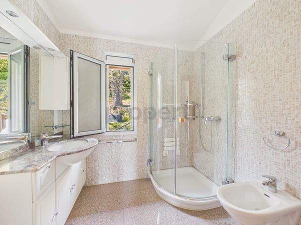 Elegante casa indipendente 6.5 locali con ampio giardino e posto auto, Breggia 11