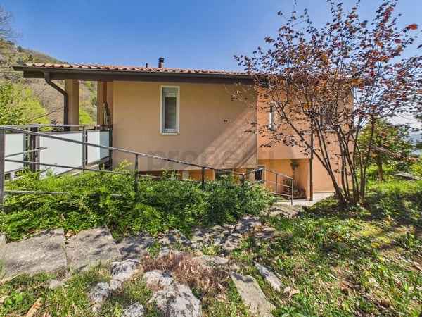 Elegante casa indipendente 6.5 locali con ampio giardino e posto auto, Breggia 1