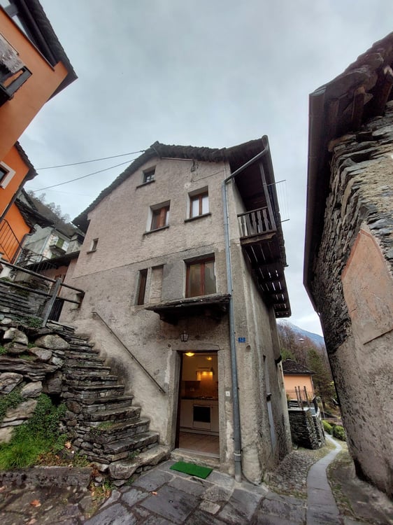 Elegante casa bifamiliare 7.5 locali a Cevio 1