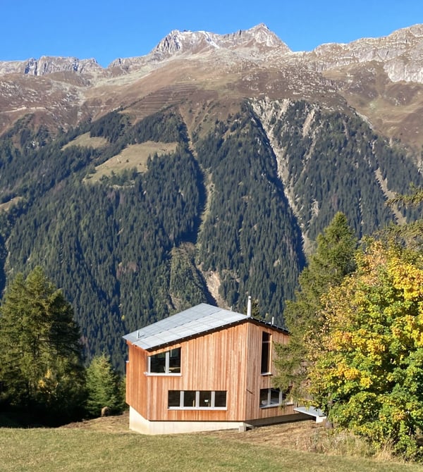 Architektonisch herausragendes Einfamilienhaus an erstklassiger Panoramalage in den Schweizer Alpen - ein Zweitwohnsitz mit Wohnkomfort und Weitblick 1