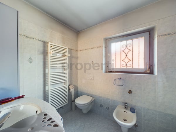 Modernes 7.5-Zimmer-Einfamilienhaus in Caslano mit Blick ins Grüne / Vendiamo casa indipendente 7.5 a Caslano - bellissimo quartiere vicino al Lago 9