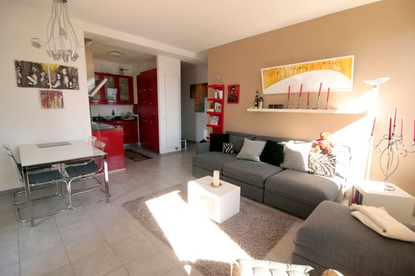 Prestigiosa proprietà con tre appartamenti indipendenti e grande giardino - Carona 2