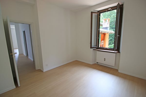 Prestigiosa proprietà con tre appartamenti indipendenti e grande giardino - Carona 11