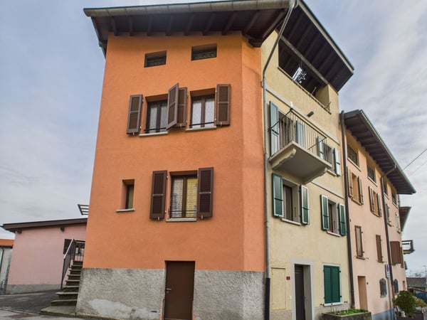 Ampia e luminosa casa a schiera indipendente di 5 locali a Novaggio 1