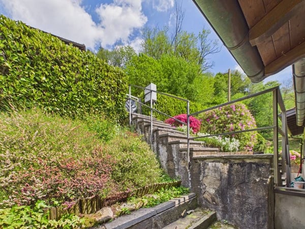 Affascinante villa bifamiliare con ampio giardino a Purasca 12