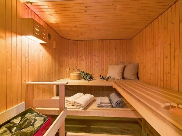 Grosszügiges 6.5-Zimmer-Einfamilienhaus mit Pool & Garage, Binningen 12
