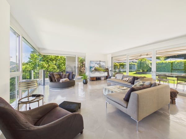 Elegante villa moderna con giardino e vista panoramica sul lago a Carona. 2