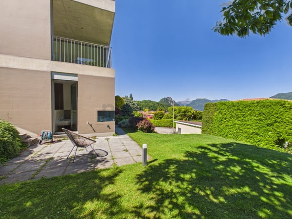 Elegante villa moderna con giardino e vista panoramica sul lago a Carona. 12