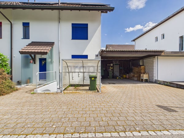 Gepflegtes Doppeleinfamilienhaus mit PV-Anlage und viel Platz an der Stadtgrenze zu Aarau 1