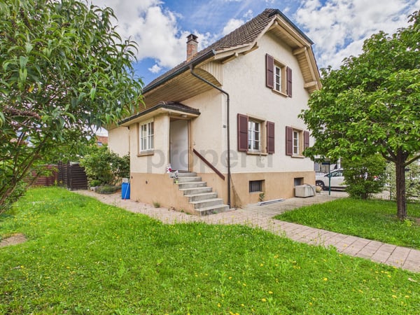 Grosszuegiges 5.5-Zimmer-Einfamilienhaus mit Keller und Einstellhalle, Zuchwil 1