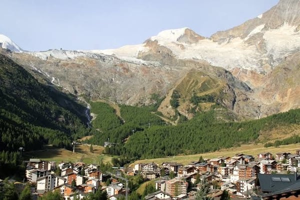 Seltene Parzelle in Saas-Fee, hohes Wertsteigerungspotenzial und viel Gestaltungsraum 1