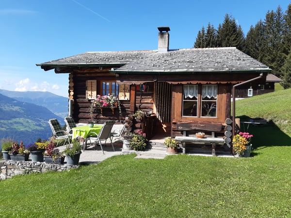 Charmantes Maiensäss mit herrlichem Bergblick und grosszügigem Grundstück 1