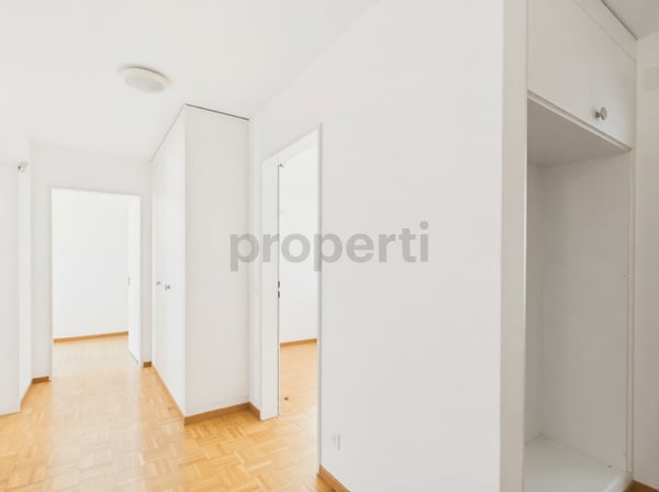Sonniger Balkon, zwei moderne Badezimmer und komfortabler Lift 8