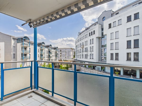 Sonniger Balkon, zwei moderne Badezimmer und komfortabler Lift 7