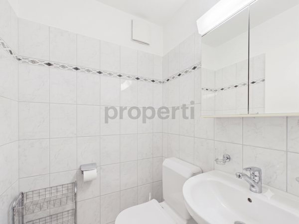 Sonniger Balkon, zwei moderne Badezimmer und komfortabler Lift 9