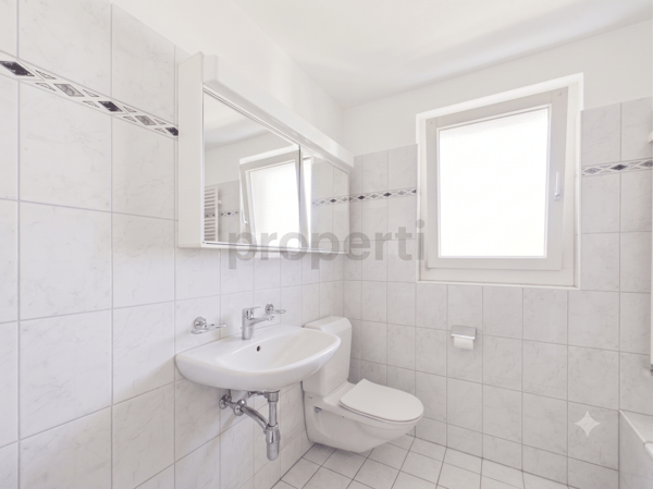 Sonniger Balkon, zwei moderne Badezimmer und komfortabler Lift 10