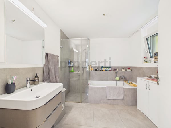 Sonniger Balkon, zwei moderne Badezimmer und barrierefreier Komfort mit Lift 10