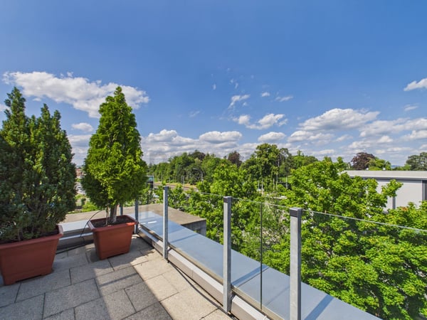 Grosser L-förmiger Balkon, barrierefreie Attikalage und Tiefgarageplätze 12