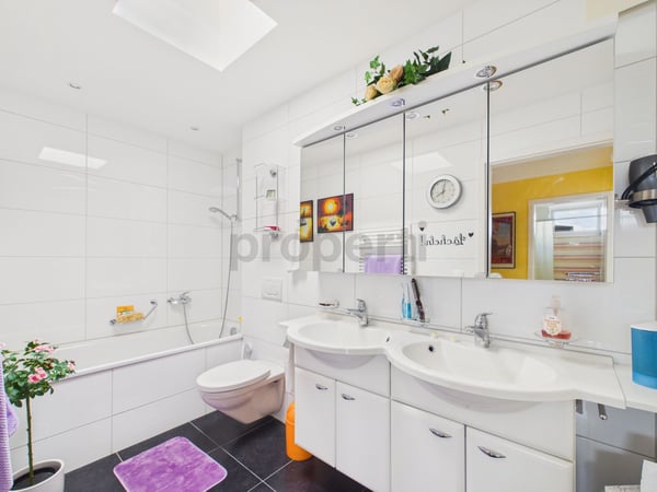 Grosser L-förmiger Balkon, barrierefreie Attikalage und Tiefgarageplätze 9