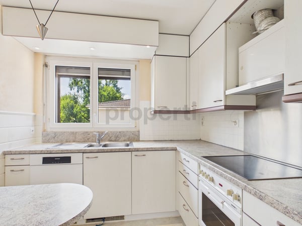 Sonniger Balkon, familienfreundliche Lage und eigener Parkplatz inklusive 2