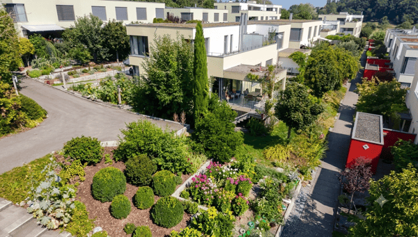 Grosszügiges Eckhaus im Wildpark, Erdsonden-Heizung und fantastischer Garten 1