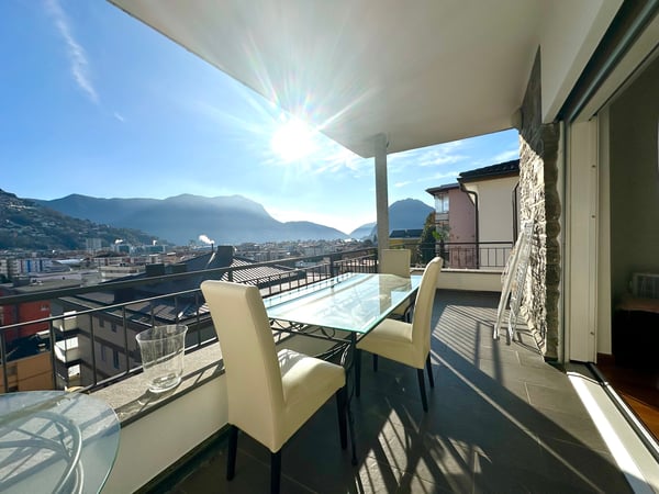 Villa Soleggiata con Vista Mozzafiato 2