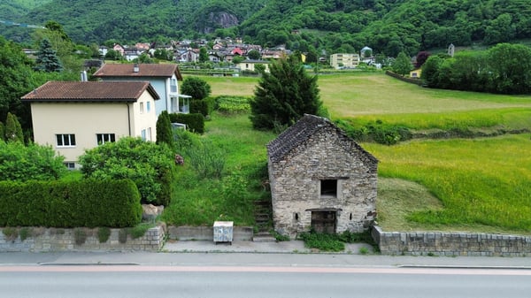 Terreno edificabile con potenziale a Claro 2