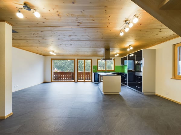 Grosser Balkon, herrlicher Sitzplatz und zwei Parkplätze inklusive 1