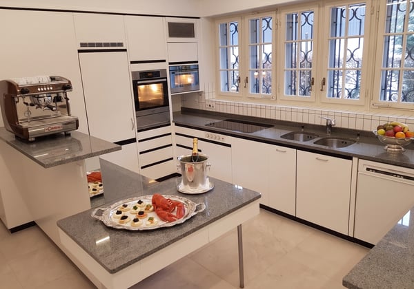 Von aussen zurückhaltend. Von innen eine sehr private 7.5 Zimmer Villa mit grossem Pool und schönem Garten 4