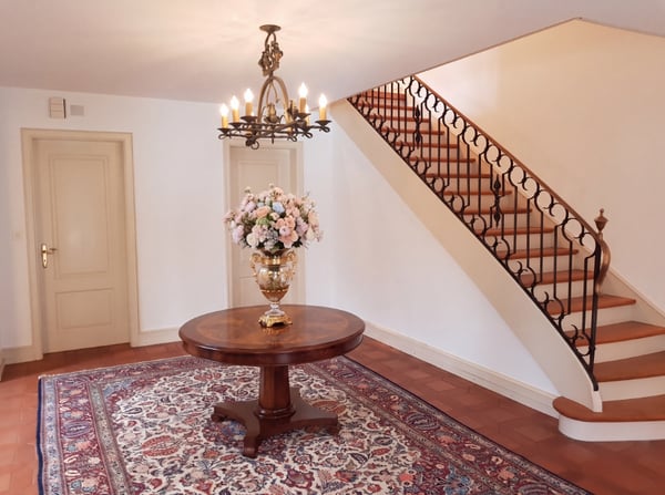 Von aussen zurückhaltend. Von innen eine sehr private 7.5 Zimmer Villa mit grossem Pool und schönem Garten 2