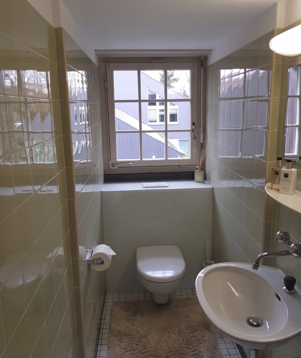 Von aussen zurückhaltend. Von innen eine sehr private 7.5 Zimmer Villa mit grossem Pool und schönem Garten 12