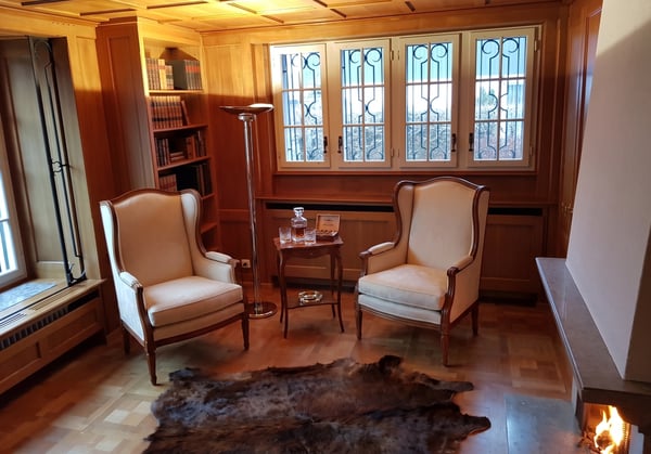 Von aussen zurückhaltend. Von innen eine sehr private 7.5 Zimmer Villa mit grossem Pool und schönem Garten 6