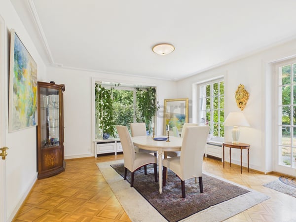 Von aussen zurückhaltend. Von innen eine sehr private 7.5 Zimmer Villa mit grossem Pool und schönem Garten 2